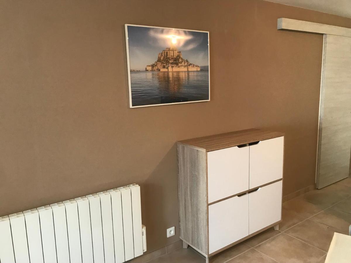 Hebergements Situes A 6 Kms Du Mont Saint Michel Tanis Buitenkant foto